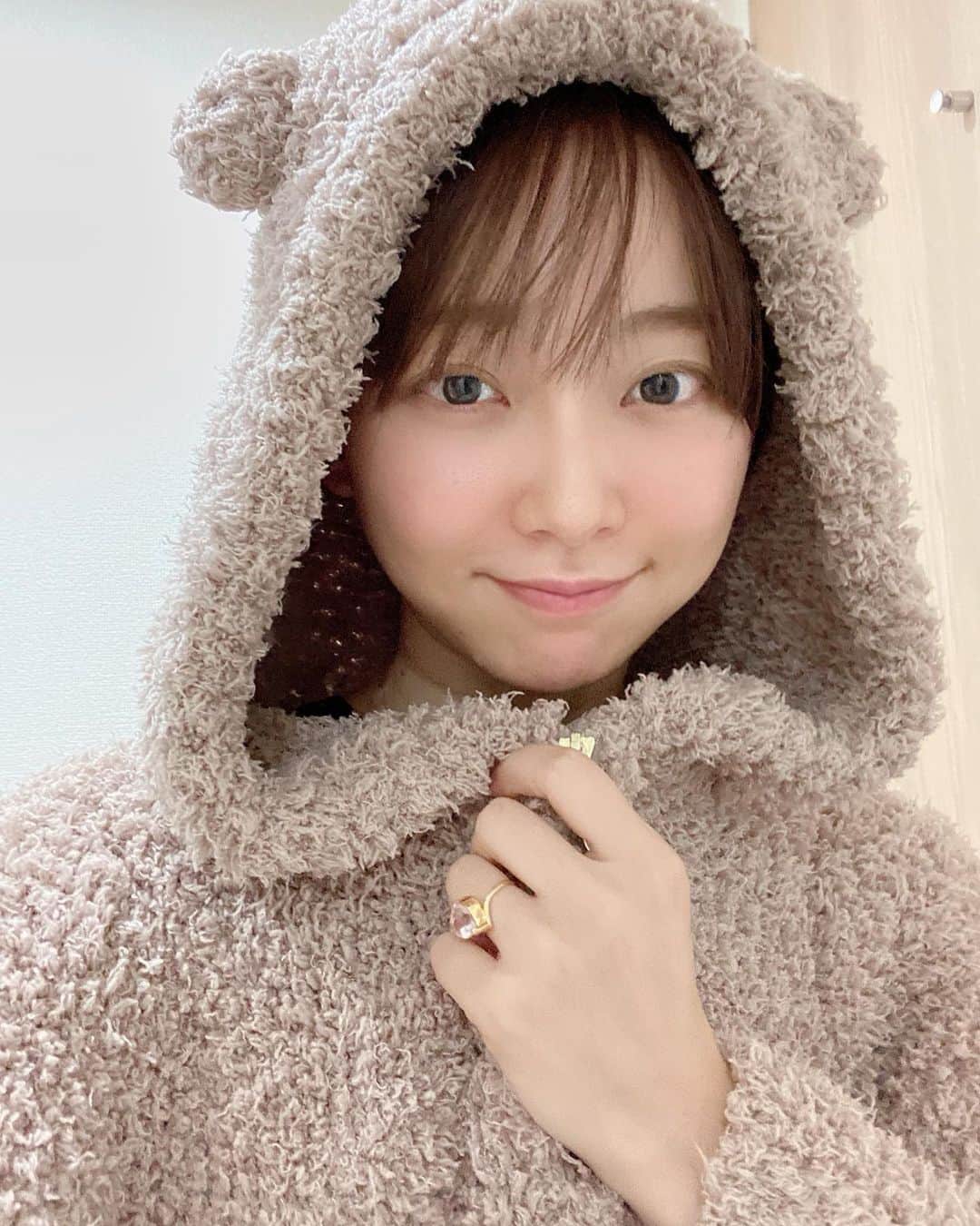 葉月祥子のインスタグラム：「今さら　『愛の不時着』にハマり、朝まで観て、夕方起きました🐾あのお母さんの様な優しさは何。。。みんなから勧められていた理由がはっきりと分かりました🥲✨﻿ ﻿ ﻿ 年末ですね✨✨﻿ ﻿ ﻿ 大好きな映画とドラマ見まくるぞ💕🥰✨﻿ ﻿ ﻿ ﻿ そして、今年も皆様 …大変お世話になりました❣️🥰﻿ ﻿ ﻿ 皆様のコメントやいいね、メッセージに励まされて、毎日過ごすことが出来ました！﻿ ﻿ ﻿ 本当に本当に、ありがとうございました💕﻿ ﻿ ﻿ 良いお年をお迎えください🧚🏻‍♀️❣️❣️﻿ ﻿ ﻿ 🐾@gelatopique_official ﻿ ﻿ #何もしない贅沢 #自堕落な生活 #でも最高 #来年からがんばるので　#2020 ﻿ #ジェラピケ #クマ耳パジャマ #これ温かくて最高なんです　🐾　#熊の不時着」