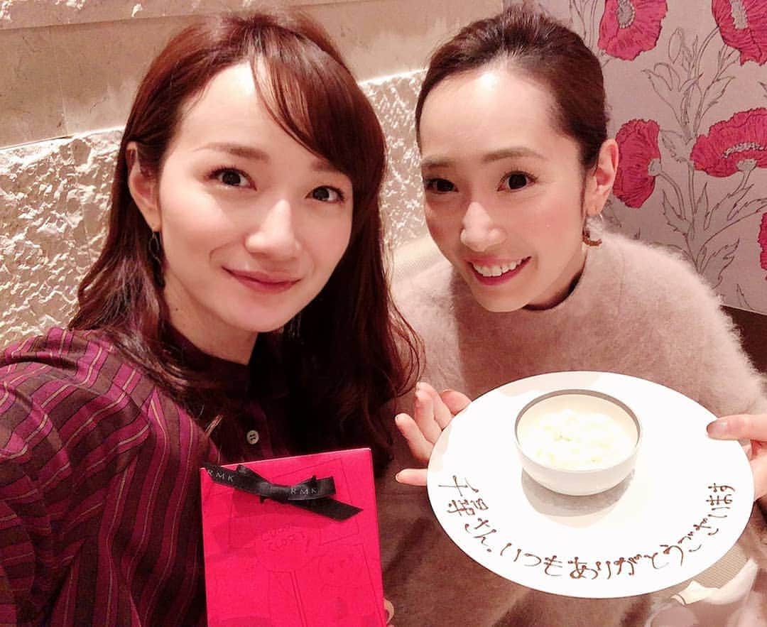 手島千尋のインスタグラム：「@erika_matsubara   デザート運ばれてきたら なんとっ！ メッセージが書かれていて 感激でした✨  可愛いな～とﾃﾞﾚﾃﾞﾚしちゃう 後輩のえりかちゃん。  時差には時差ありすぎの 11月の出来事です😂 笑📖✨  嬉しいヒトコマを Instagramに✨  #ランチ#会社のランチ時間を利用して# あっという間#スターダスト#アナウンサー# 後輩#」