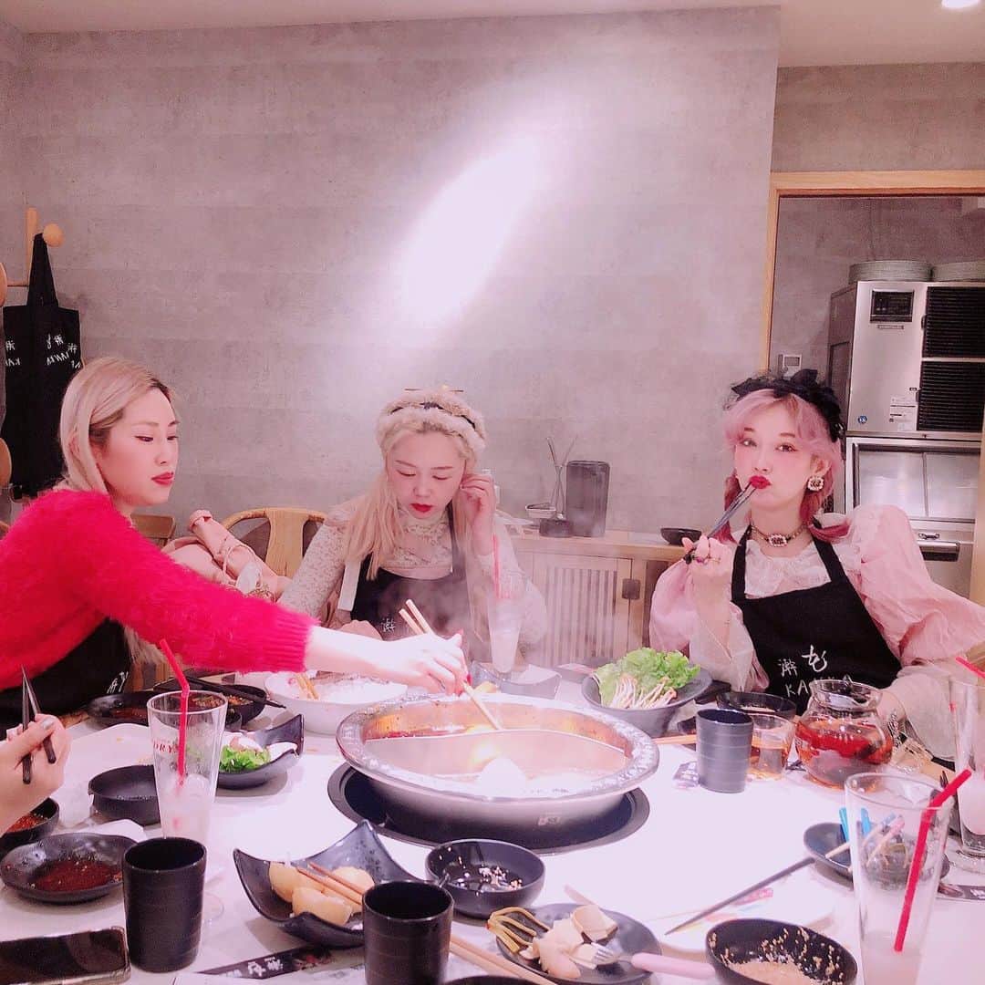のインスタグラム：「🎀女子忘年会🎀 😋新发现的这家超好吃的澣花火鍋（新宿歌舞伎町店）🍲和小伙伴儿的2020年最后的忘年会💕 这家食材很新鲜、品种又多而且锅底非常合胃口！！除了海底捞以外又多了个选择啦😍 ps：今天约好大家穿BlackPink的配色哈哈✨ 看出来了吗？  #忘年会 #harajukufashion」