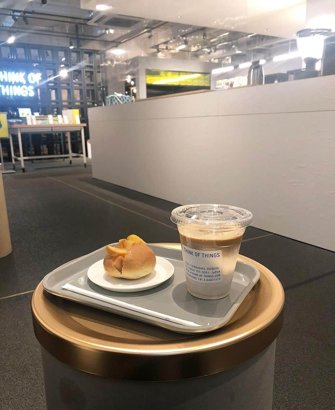 朝日奈央さんのインスタグラム写真 - (朝日奈央Instagram)「☕️  お気に入りカフェ☃️ 高校生の時はコーヒーが飲めるようになりたくて 苦手だったけどあえて飲んでならしてたの笑(なんで？)  今では毎日飲むほど大好き🧚🏻‍♂️ カフェを探してゆっくり過ごす時間がしあわせ〜✨ 今年もいっぱいカフェに癒されましたあ  #cafe#coffee#japan」12月30日 21時05分 - pop_step_asahi