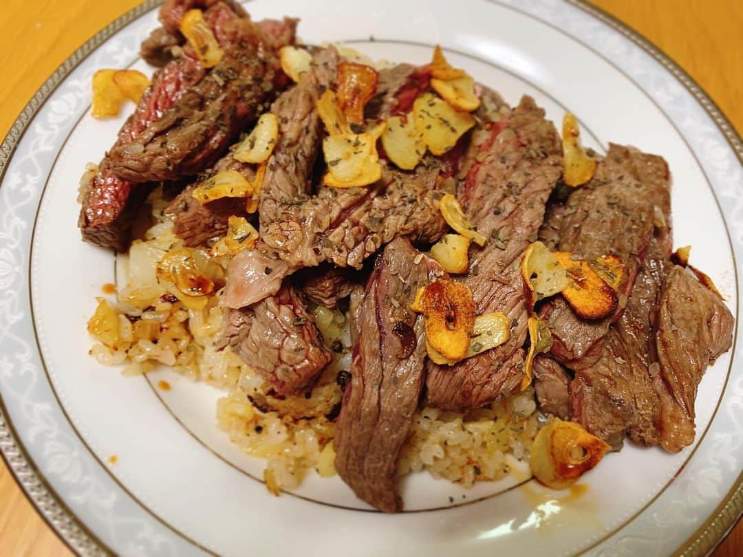 長富彩さんのインスタグラム写真 - (長富彩Instagram)「控えめに言って最高😍😍🥰🥰😋😋😋❤️❤️❤️  生徒さんが同じこと言ってたから尋ねたレシピ。 料理研究家リュウジさんのガーリックライスレシピ。  最高…  🧄  #garlic #rice #cook #あやめし　#ガーリックライス」12月30日 21時07分 - nagatomiaya
