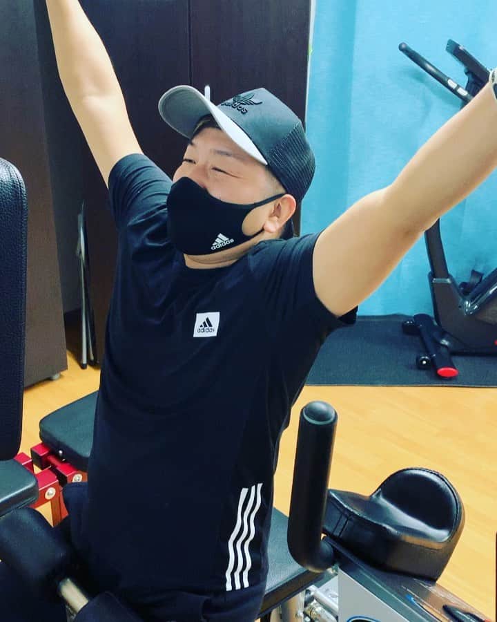 星野光正のインスタグラム：「スポンサードして頂いている、らいおん鍼灸整骨院さんにてパーソナル！  今年最後のトレーニング。  40過ぎのおっさんの悶絶姿、どうぞお納めくださいw  #プロダーツプレイヤー #ダーツインストラクター #ダーツ #エスダーツ #エスダーツオフィシャルプレイヤー #targetsportsjapan #星野光正 #星野飯 #三児のパパ #アラフォーパパ #料理好き #らいおん鍼灸整骨院  #筋トレおやじ  #声でるやつ」