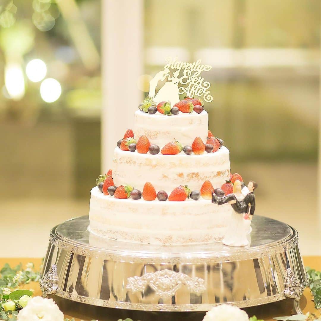結婚式場ブランレヴュー宇都宮アクアテラスのインスタグラム：「.﻿ トレンドのウエディングケーキ❤︎﻿ ﻿ スポンジが少し見えるようなネイキッドケーキ＊﻿ 王道のいちごも外せません☺︎♡﻿ ﻿ フィギュアとケーキトッパーで﻿ 可愛いケーキに完成です！﻿ ----------------------------------------﻿ ﻿ 1/2からのブライダルフェアは新春BIG！﻿ ご来館限定でギフト券最大10000円！﻿ ﻿ 【お正月限定の豪華特典盛り沢山❤︎】﻿ ﻿ ﻿ 詳細は下記▽▽﻿ https://www.dearswedding.jp/blancrevue/fair/﻿ ﻿ リニューアルしたNewチャペルのご見学もお楽しみに♩﻿ ﻿ プロフィールからご覧いただけます！ @blancrevue_wedding」