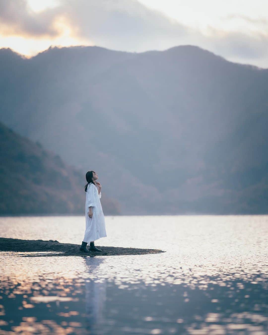 井元麻帆のインスタグラム：「ラスト🥲🌍💙 富士山の近くで撮影したのに、富士山の写真が一枚もありません🗻😂きれいだったなあ photo by yasu @yasu_weddingphotography  @tomoyasu.ohno」