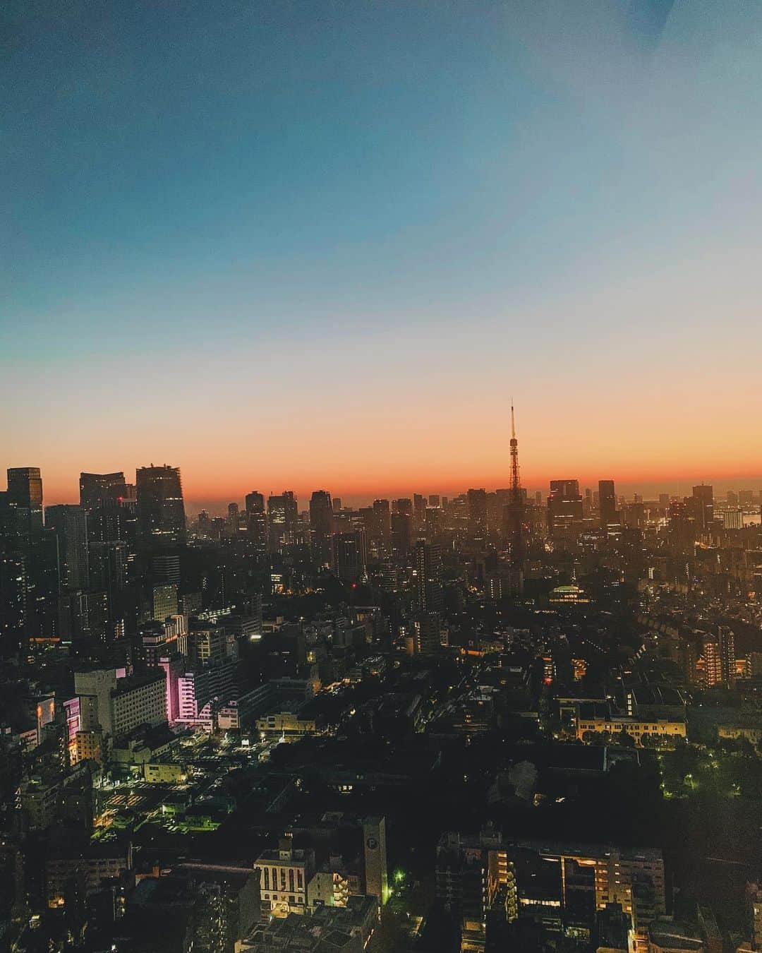 上野智子のインスタグラム：「@jwave813 火曜ZAPPA2020年ラストでした！今年もありがとうございました。  レギュラーが減ったなかでも、最大限のチャレンジをさせて頂いて、ひとつひとつ丁寧に向き合えた。 有り難さもたくさん感じた1年です♡  名古屋から聴いてくれているみんなのツイートは毎度泣けてくるし、 活動の場を広げようと毎週気合いが入ります。本当にありがとう！この朝焼けも大好き。冬は特に美しいのです♡  毎週なにかしらポンコツなことやってますがw 来年もよろしくお願いします🤝❤️  (昨日聴けてない方はradikoのタイムフリーで聴いてね〜選曲が好きだから聴いてほしい🥰) #jwave #tokyo #2020」