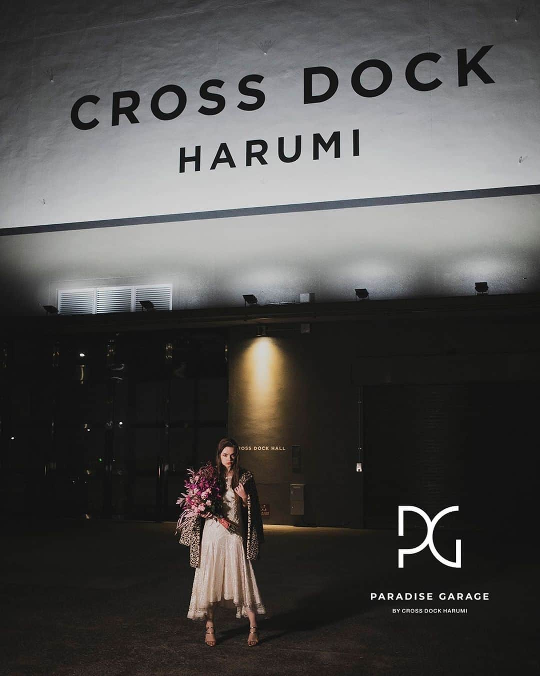 WEDDING CIRCUS オリジナルウェディングさんのインスタグラム写真 - (WEDDING CIRCUS オリジナルウェディングInstagram)「WEDDING CIRCUS が誇る FLAG SHIP VENUE 「 PARADISE GARAGE 」が 2020年12月 東京・晴海に 生まれ変わってOPEN !! @paradise_garage_   = CONCEPT = NEW YORK CREATIVE MIND の原点として  NEW YORK の伝説的 CLUB をオマージュし 新たな wedding culture を発信し続けてきた - PARADISE GARAGE -  TOKYO 湾岸ミッドタウンの中心 - 晴海 - 大型倉庫をリノベーションした無垢な空間に たくさんの人とアイディアが 行き交い 集い 発信していく  ここ「 CROSS DOCK HARUMI 」から 多種多様なneeds / wedding styleを更に進化させ 世界に発信していきます  “ weddingに自由を… “  by WEDDING CIRCUS  = STYLE = Ⅰ ) 1 day × 1 wedding 一生に一度の一日を ゆったりと過ごしてもらうため "1日1会場1組" でご案内 おふたりのこだわりに沿った 空間デコレーションや 進行プログラムを 完全オリジナルでご提案いたします  Ⅱ ) FREE ITEM 全てのウエディングアイテムが ご料金フリーでお持込み可能 ※飲食物を除く カメラマン・ヘアメイク・GIFT DRESS・MC・DIYペーパーアイテム etc...  Ⅲ ) PROPOSAL 完全オーダーメイドのご提案 おふたりだけのオリジナル企画書を作成 ペーパーアイテム・ギフト 空間デコレーション・装花 etc... 世界にひとつのオリジナルウエディングを ご提案いたします  = ACCESS = 〒104-0053 東京都中央区晴海4-7-4  = お問合せ = WEDDING CIRCUS T：050-1860-2425 M：info@weddingcircus.jp  ＊WEBリモートでのご相談も受け付けております  #weddingcircus #weddingdress #2021wedding #2022wedding #bridal #wedding #weddingdecoration #originalwedding #花嫁 #プレ花嫁 #卒花嫁 #オリジナルウェディング  #結婚 #結婚式場 #結婚式 #結婚式準備 #結婚式装飾 #結婚式アイデア #結婚式写真 #1日1組貸切wedding  #東京花嫁 #会場見学 #ブライダルフェア #crossdockharumi #クロスドック晴海 #勝どき #paradisegarage #industrialwedding #イベントスペース #ナチュラルウエディング」12月30日 12時24分 - wedding_circus