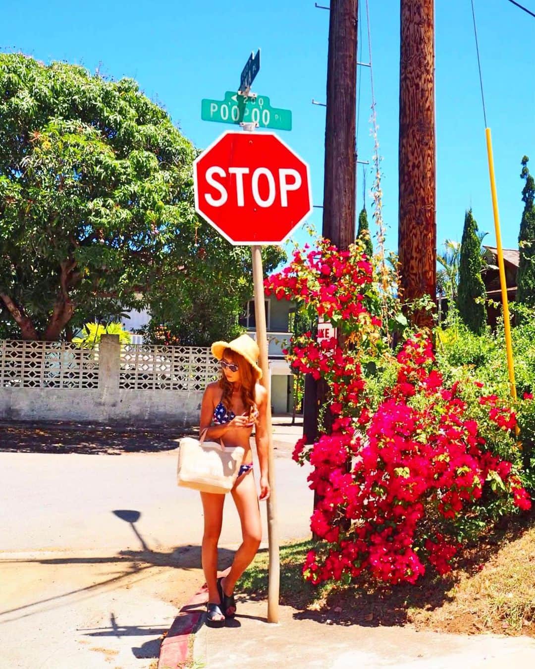 shihoのインスタグラム：「♥️♡♥️♡♥️ ・ STOPという看板すら かわいく感じてしまうHawaii。 隣に真っピンクに咲いている ブーゲンビリアがHawaii感を ちょっぴりプラスされて華やかさあっぷ♡ Hawaiiに行くと なんでも撮りたくなっちゃうのよね🤢笑 ・ #hawaii#islandofoahu#oahu#ハワイ#trip #オアフ島#travel#loco_hawaii#travel_jp #funtorip#タビジョ#旅MUSE#genic_travel #genic_mag#たびねす#旅行#genic_hawaii #kailua#lanikaibeach#カイルア#town#beach #tabijyomap_hawaii#lealeahawaii#2020 #oahuhawaii」