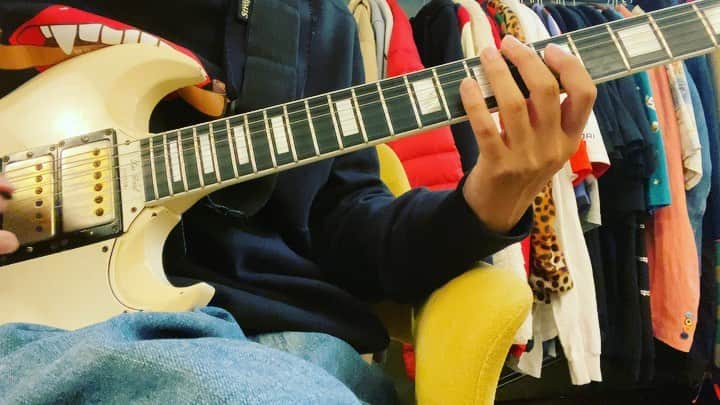 小野武正のインスタグラム：「プルオーバーを #気ぃ遠く なるくらいじっくり #わしつなぎ しだして早3日目です🥺 色々なことがあった一年ですがゆっくりじっくり自分のやりたい事を改めて見つめ直して皆さまぺーいしましょう。ぺーい。  #keytalk #プルオーバーday3」