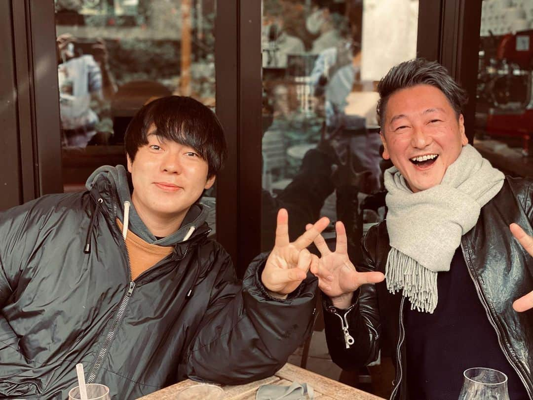 堀潤さんのインスタグラム写真 - (堀潤Instagram)「今年も色々よく頑張った。２人で癒し合う。ありがとう。来年はもっと面白い。そして、再来年はもっと冒険。」12月30日 12時23分 - junhori79