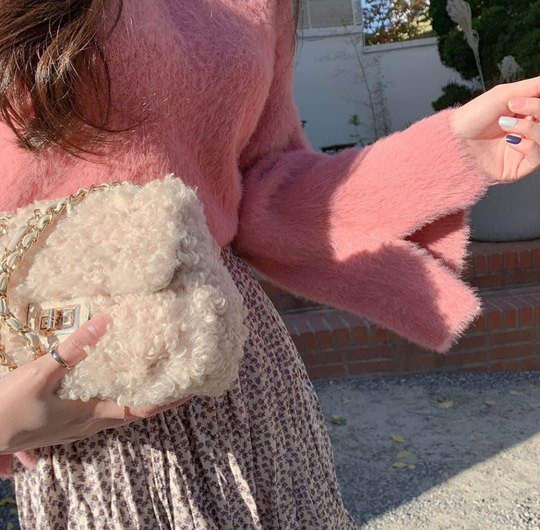 Fleur Fleurのインスタグラム：「轉涼了☃️❄️❄️❄️ 有靚嘅冷衫就唔使驚啦🤤👌🏻 全部現貨發售 新作可享八五折優惠 歡迎上嚟銅鑼灣門市試穿🥰💙」