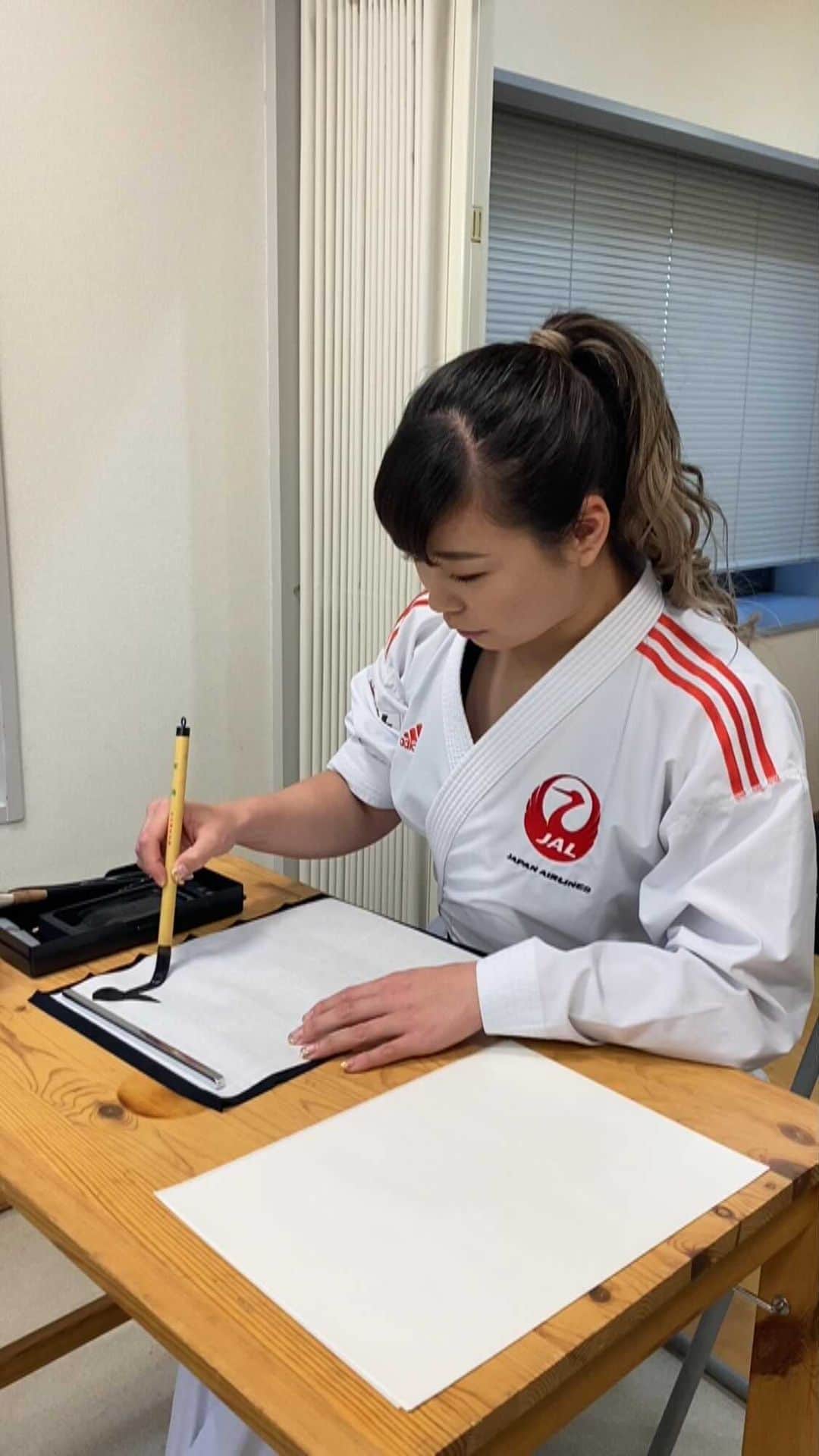 のインスタグラム：「毎年この時期書初めや習字をさせてもらってます🖤🖤🖤 いつも中学生の頃を思い出して必死に書いてます笑笑 今回はインスタのリールにちなんでちょっと遊んでみた🤏」