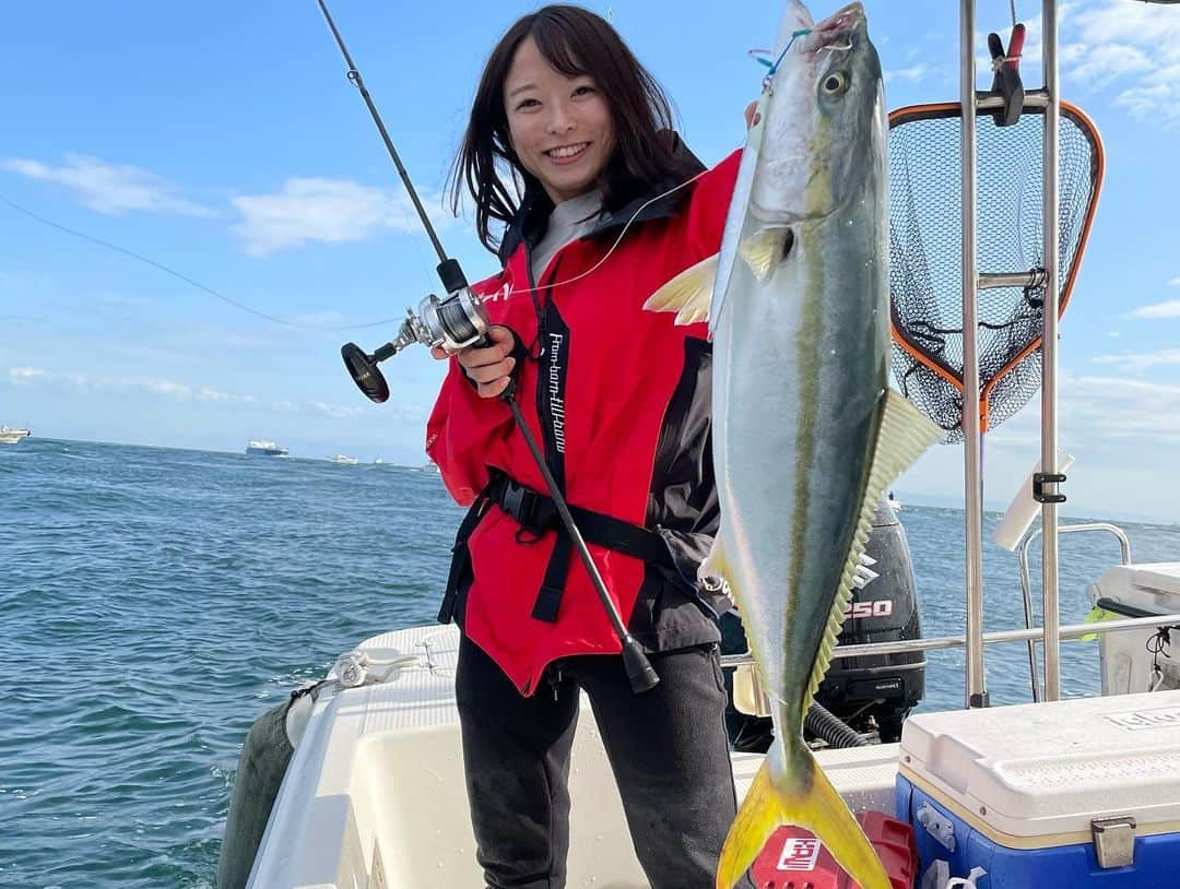 高本采実さんのインスタグラム写真 - (高本采実Instagram)「🎣 ~2020年釣り振り返り~  元々予定していた海外遠征は全て中止となり 国内もなかなか思うように移動ができませんでしたが そんな中でも万全な健康状態・対策でなんとか行けた貴重な釣行◎ また近くで釣りをすることがぐんと増えた１年でした☺︎  今年こそは‼️ とずっと目標にしていた 「国内GT・カジキを釣る」 ということがどちらも見事達成できたのは なによりも本当に嬉しい出来事でした🥺🎣🤍  サメGT🦈からはじまり悔しい思いをしていた分、ほんまに嬉しかったー🥺✨ カジキは今まで釣って実際に見た魚の中で 圧倒的にでかくて興奮がおさまりませんでした🥺✨  釣らせてくださった船長・仲間・海と魚に本当に感謝です‼️🥲✨  大物を釣る為にずっと筋トレをしていて 家にいる時間が増えたからこそ おうちでもできる釣り筋メニューを教えてくださった   @vady_shinsaibashi のスタッフさん方にも感謝です💪🏻🙏🏻✨  また今年は実釣会も色んな船で行わせて頂きました。 釣りをすること自体が初めての方 もっとスキルアップしたい方 初めてのエリアでチャレンジしてみたかった方等 本当に多くの方にご参加頂き 私自身もとっても素敵な時間を過ごさせて頂きました。 参加者の皆様、船長さん、ありがとうございます✨ ⛴ @seiryomaru.nushima / @eishinmaru1392 / @chouta_fishing_boat   ルアルアチャンネル  @lurelurech のロケでは 取材日の海や魚の状況が厳しいタイミングが多かったですが そんな中でも釣らせようとアドバイスをくださった 船長、プロの方々、ディレクターのおかげで 釣ることができたり、 釣れなくても次に活かせるスキルが習得できたりと、 厳しい状況だったからこそ 本当に勉強になった１年でした。  そしてイメージガールをさせて頂いている つり具のブンブン🐟 初めて使う釣り道具で釣りをする機会も多くあり、 釣具の使用感の違いを実感できたり より状況に合った道具は何かを自ら思考を巡らし選択する環境があり 釣りの楽しさ・奥深さをより実感できた年となりました。  長〜くなりましたが、 釣りをすればするほど考えることが増え 難しくて、奥深くて、 だから釣れたらより一層嬉しくて楽しくて‼️  なんの知識もなく釣りをし始めた6,７年前の自分からは 想像もできないほど魚や釣りの世界にハマっていますし 釣りが好きで良かったな〜と思うばかりです🥳🎣✨  来年も、人はもちろん、海や魚、自然に癒され感謝しながら またすごい大物に出会える年にしていきたいと思います☺︎🎣❤︎ . . . . . #GT #ロウニンアジ #ジャイアントトレバリー #gianttrevally  #gtfishing  #キャスティング #casting #カジキ #シロカジキ #キハダ #マダイ #アオリイカ #メジロ #ヒラスズキ #大物 #大物釣り #魚好き #釣り #釣果 #釣り好き #釣りガール #大物ハンター #ルアルアチャンネル  #ブンブンイメージガール #アングラー #fishinggirl #钓鱼 #高本采実 #あやみん #ayamistagram」12月30日 12時26分 - ayami__summer