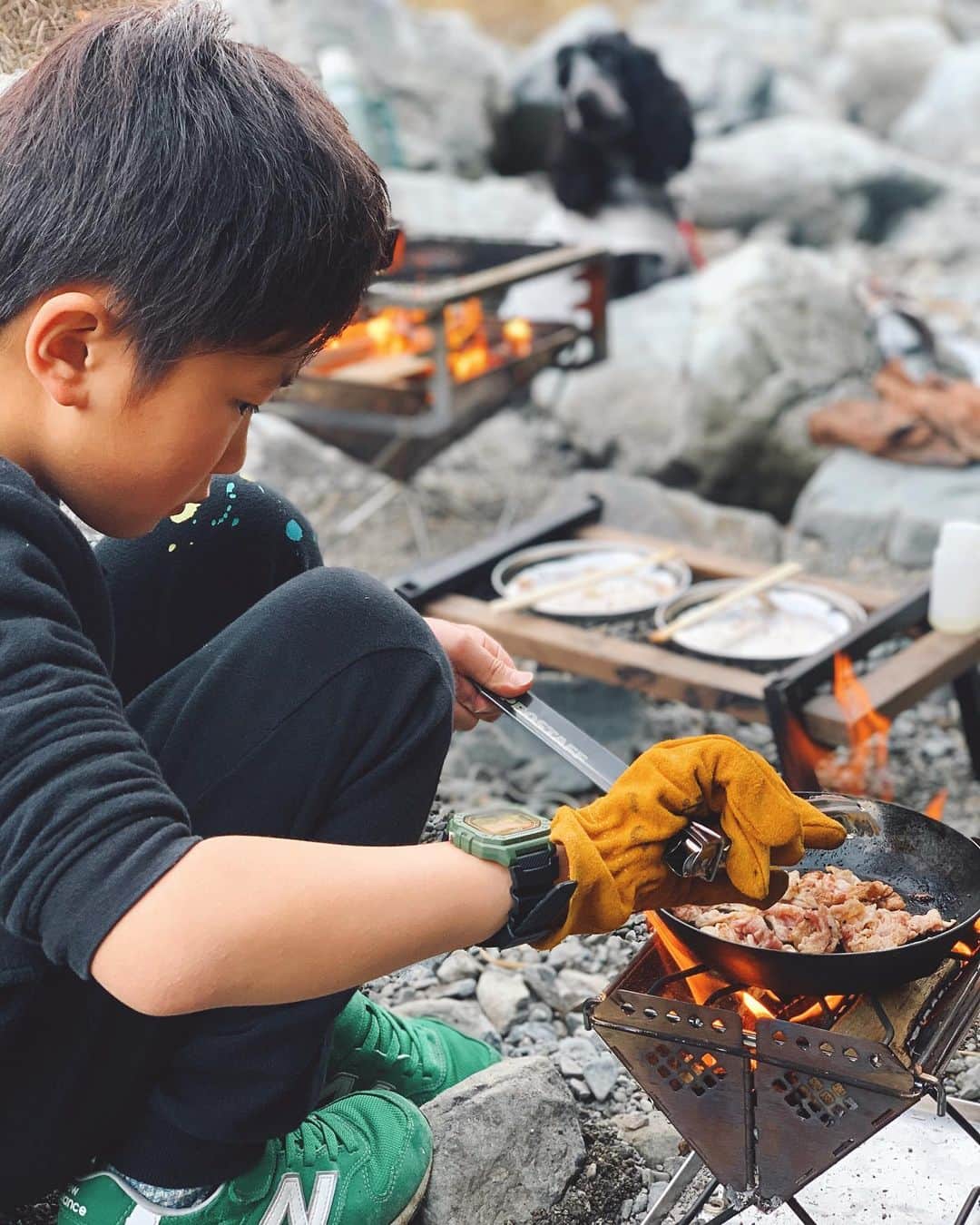 ranranさんのインスタグラム写真 - (ranranInstagram)「○ 今年最後のお出かけは焚き火で。 . . ツインズ専用のフライパンで好きな物を焼いて食べるセルフ昼食（笑） . . 買ってとお願いされたタコは1号に そのまま渡したらキチンとカットされてました . . 初めてのお出かけが河原だったベルは お肉の匂いにも負けず相変わらずマイペースでよかったよかった（笑） . . 今年もあと僅か...明日は極寒みたいだから引きこもり準備しますε===(っ≧ω≦)っ . . #保護犬#イングリッシュコッカースパニエル#焚き火#アウトドア#outdoor#双子#犬のいる暮らし#犬とお出かけ#犬とキャンプ#camp#こどものいる暮らし#キャンプギア#キャンプ道具#キャンダン#camp_outdoor_jp#englishcockerspaniel#iyashi_camp」12月30日 12時26分 - tomooo.25