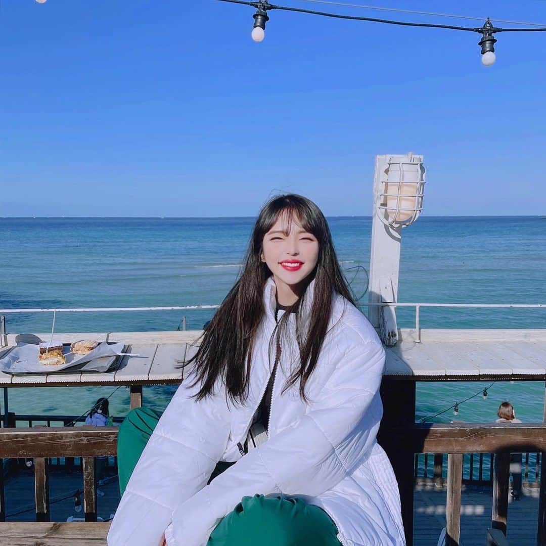 ユジョン のインスタグラム：「서로가 머무는 계절을 좋아해 겨울의 끝자락즈음, 20대의 마지막즈음 “괜찮아?”라는 질문에 _너와 함께한 시간들로 답해」