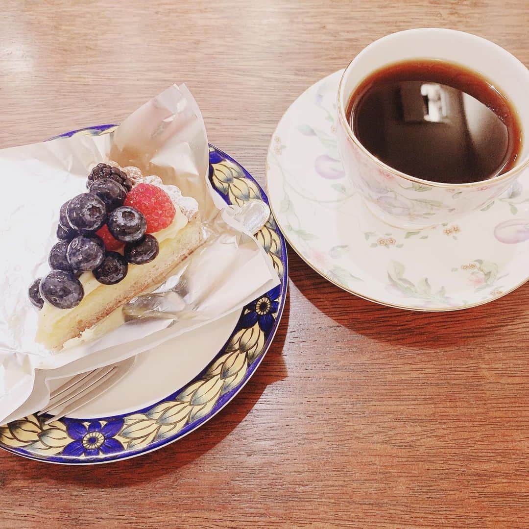 鬼瓦トイ子のインスタグラム：「お仕事で 素敵なカフェに。  おしゃれなことしてる 自分に優越感‪⸜(*ˊᵕˋ* )⸝‬」
