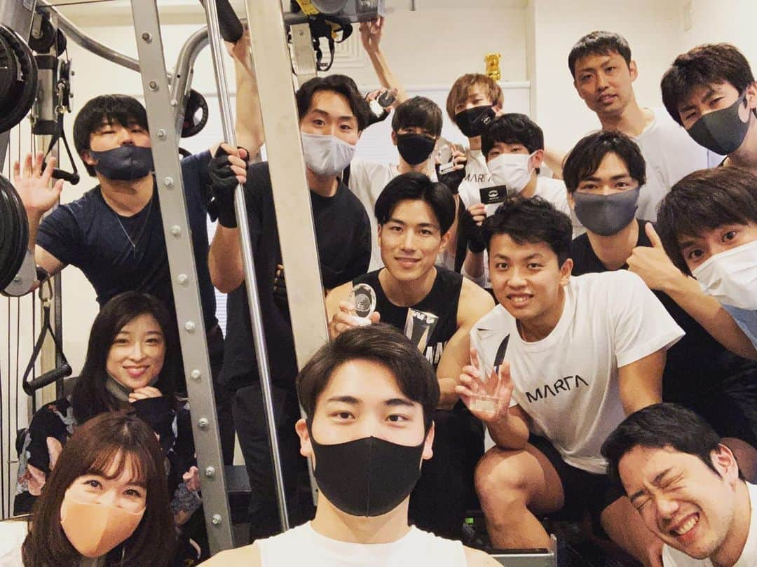 山岸将也さんのインスタグラム写真 - (山岸将也Instagram)「ベンチ大会2020 毎年レベルが上がってヒヤヒヤしております笑  今年は女性2名の助っ人により、みんなで力を合わせて 2020回を達成できました🎉」12月30日 12時38分 - masayayamagishi