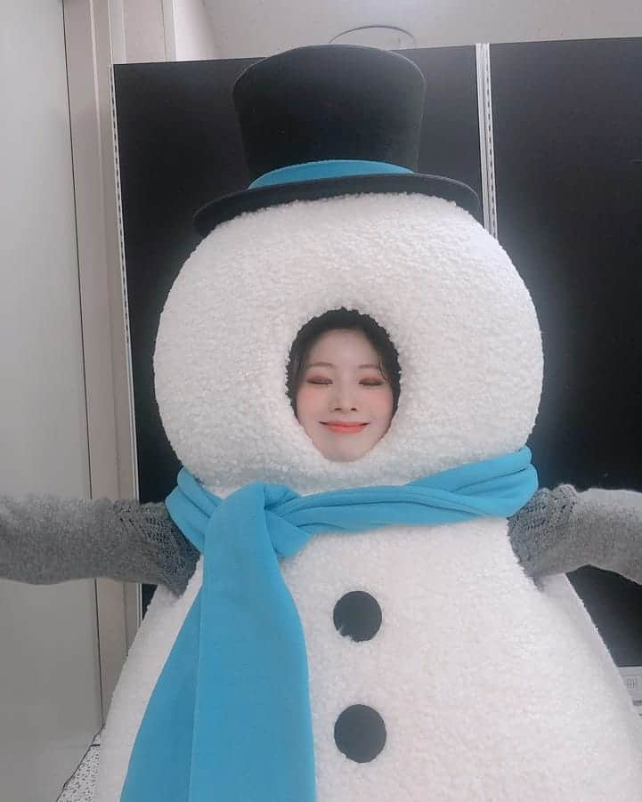 TWICEさんのインスタグラム写真 - (TWICEInstagram)「귀염뽀짝 언니들과 사진 찍어서 행복함☀️ ⠀ ⠀ ☃️그녀는 눈사람이 되길 꿈꾸었다고 한다 Photo by 사나언니📷」12月30日 12時39分 - twicetagram