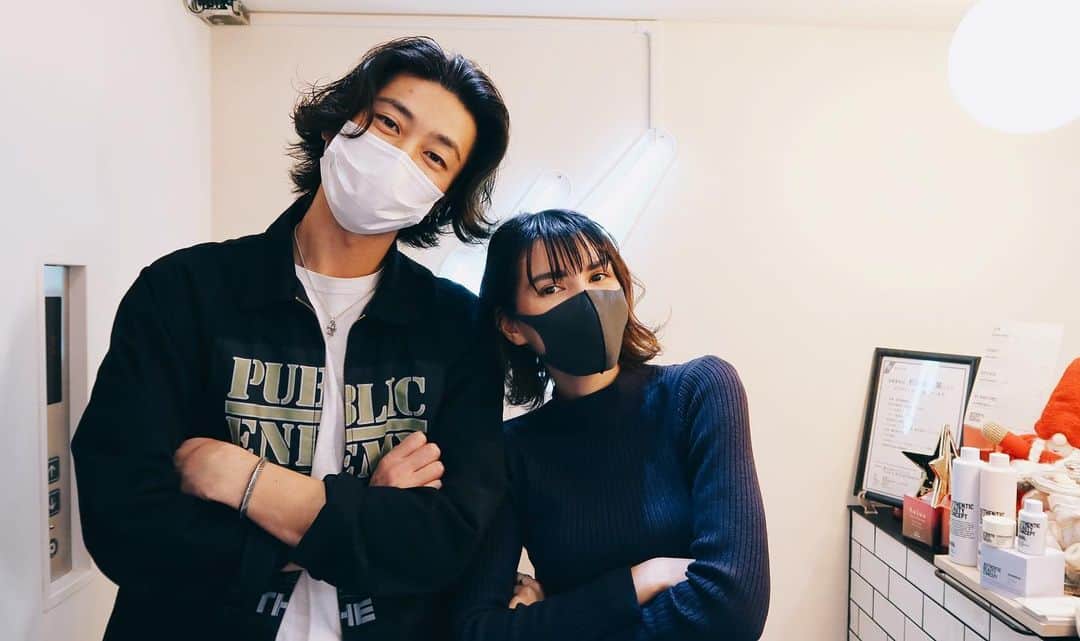 ケリーアンのインスタグラム：「大変な1年だったけど😭 露木さんに髪を可愛くカット&カラーしてもらうとポジティブになれたよ💁🏻‍♀️❤️  ありがとうございました！2021🐮来年もよろしくお願いします🙏✨Happy holidays!」