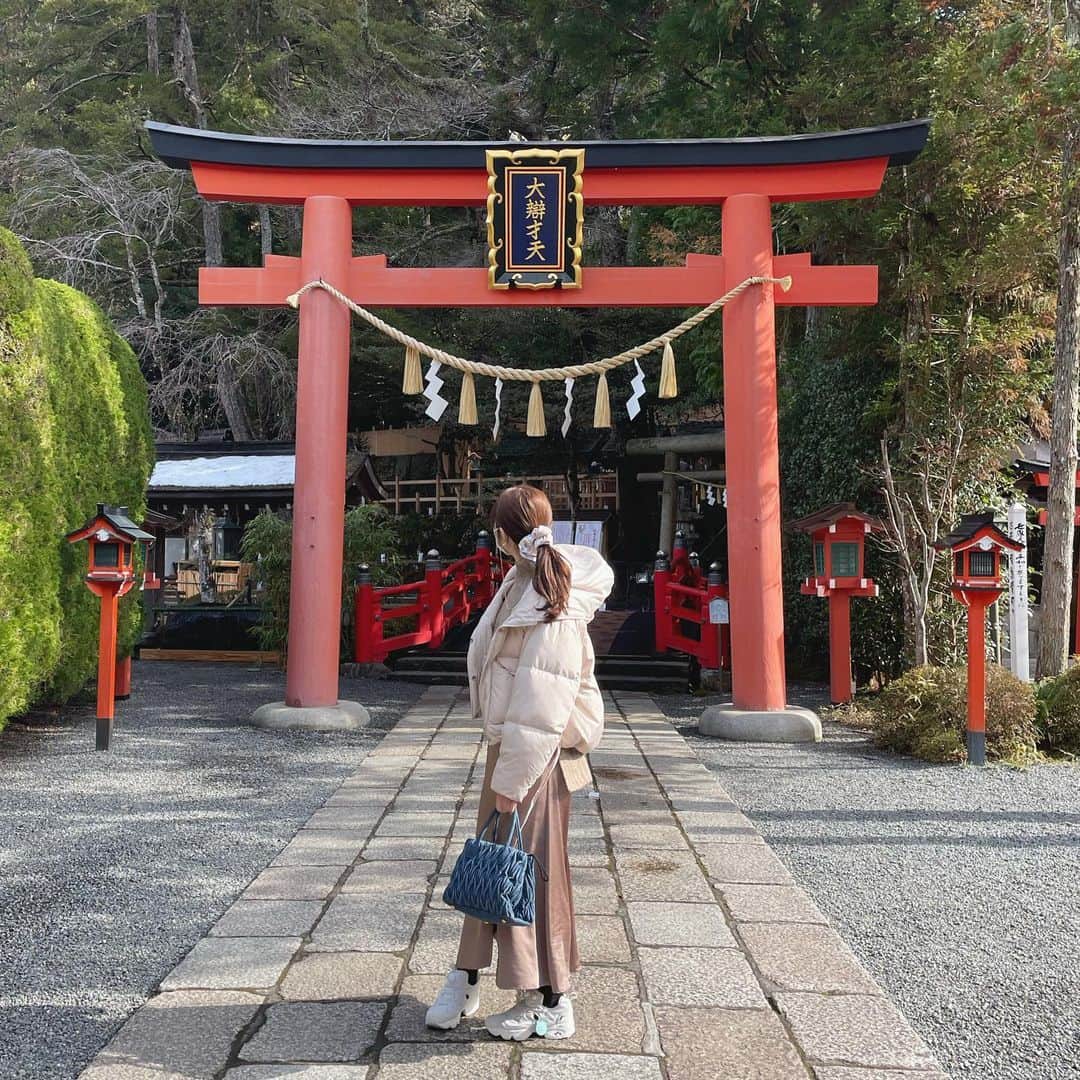 横島亜衿のインスタグラム：「神様に呼ばれないと行けない(らしい)神社へ行ってきました☺️ 神社の雰囲気も周りの土地の雰囲気も空気が綺麗でとっても素敵なところでした⛩  無事辿り着いて安心しました💭神様に呼ばれたのかな〜？」