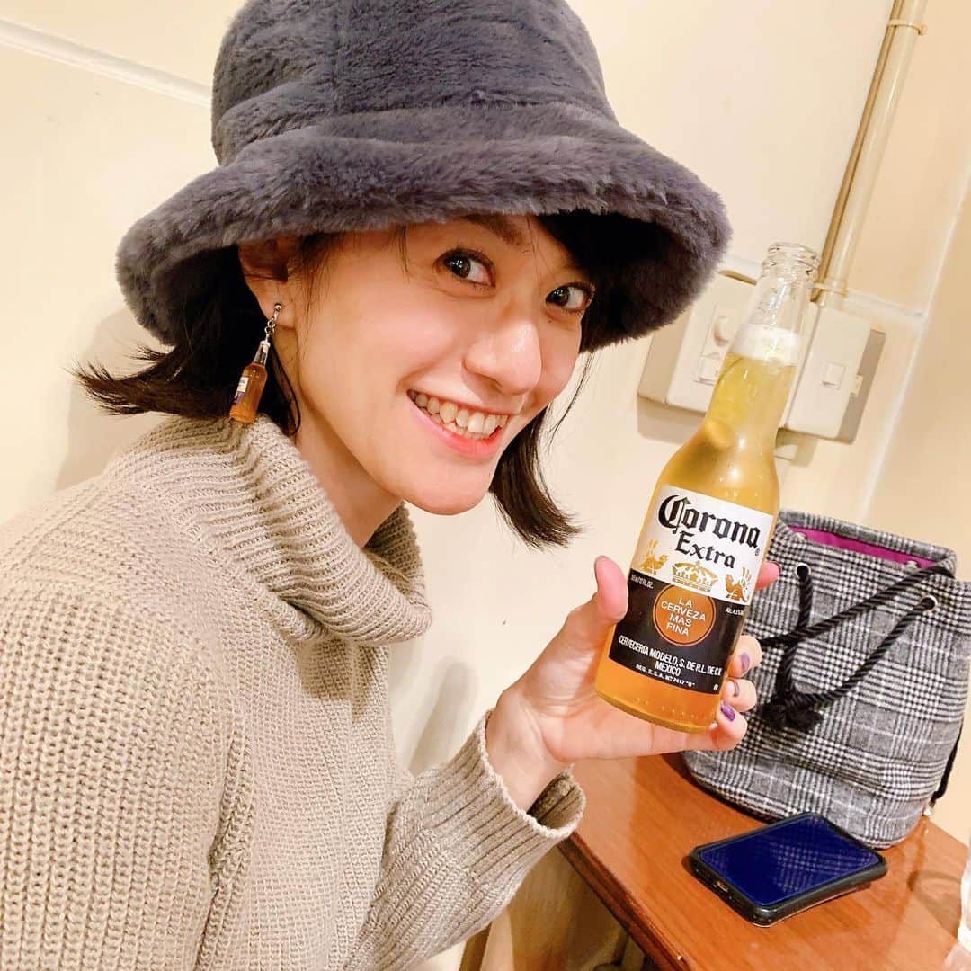 小板奈央美のインスタグラム：「ビール愛、ダダ漏れました🍺❤️ 気付きます？🧏‍♀️ (是非横にスワイプを→→→) 2枚目のドヤ感ねw ・ ・ #ビール女優 #小板奈央美 #こいたチャン  @koitanaomi.beer  #よく見ると  #コロナビール の#イヤリング  #ビール愛 #だだ漏れ」