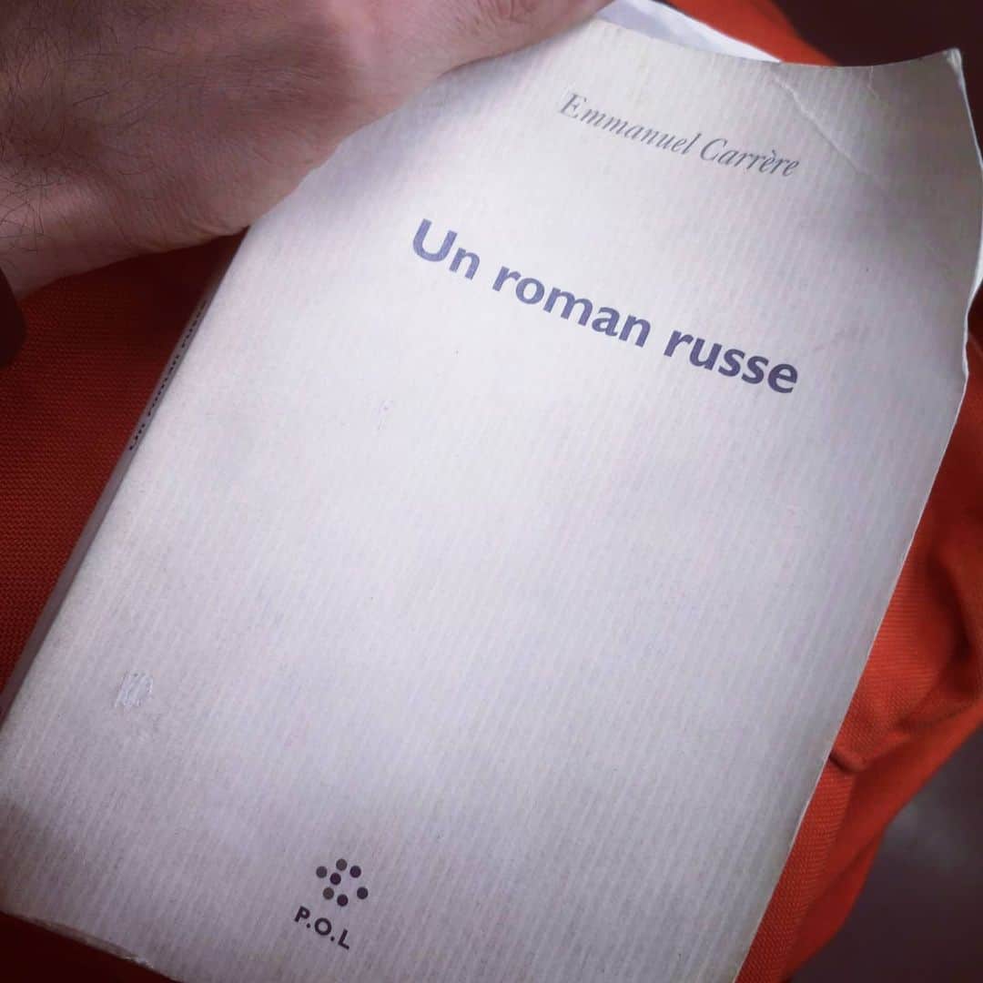 フローラン・ダバディーのインスタグラム：「現代フランス小説家の大御所 #エマニュエルカレール 最高です！#フランス現代文学  Quel bonheur, enfin, de découvrir #emmanuelcarrère à travers #unromanrusse, un auteur à son apothéose.  Ma mère qui me faisait passer ses livres préférés de la liste du #prixgoncourt  ne semblait pas vouloir me recommander ni Houellebecq, ni Carrère. Désolé maman, ce sont pourtant mes préférés.  Je pense que les mises en scènes volontairement misogyne de certains protagonistes des romans de Houellebecq/Roth/Updike/Carrere l’ont toujours gênée . Pourtant Dieu sait que ces auteurs aiment les femmes et l'érotisme au sens noble.   Prochaine étape, pour me réconcilier avec ma mère. La nouvelle traduction de son roman préféré #lamontagnemagique #thomasmann  Peinture par @stephanehoudet」