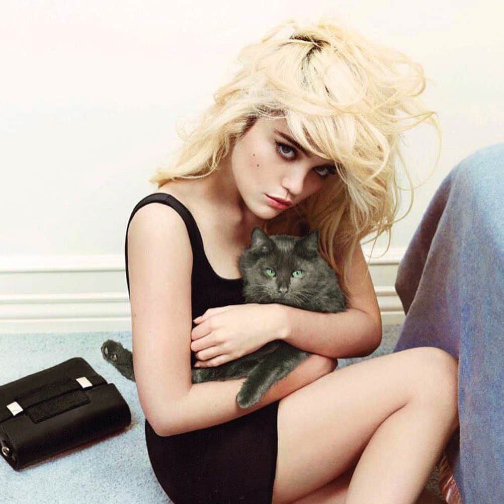 スカイ・フェレイラのインスタグラム：「Pyewacket 🐈‍⬛🔮」
