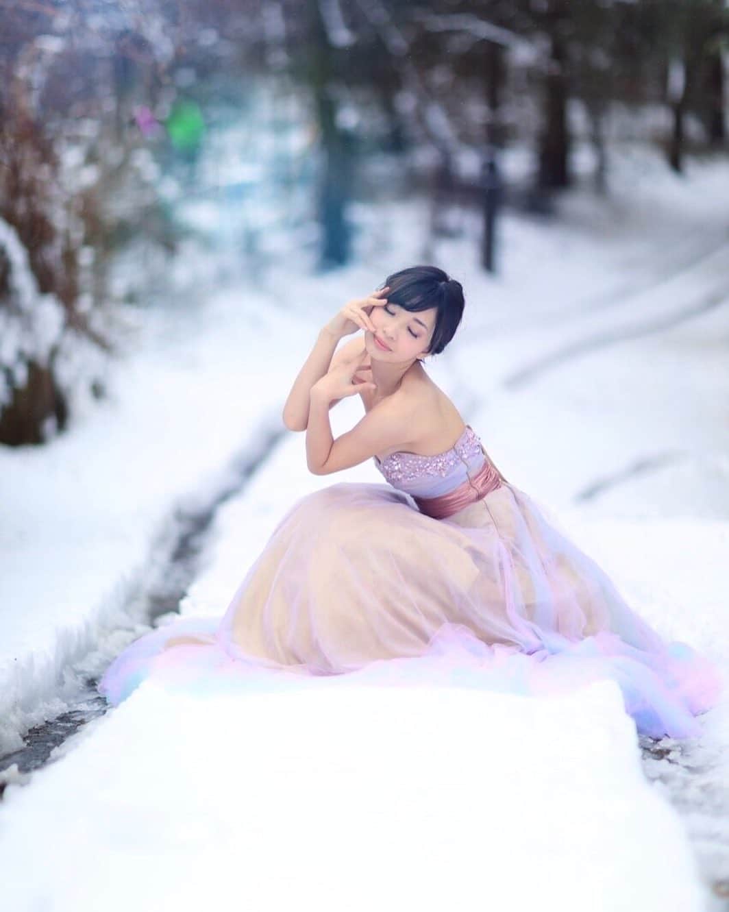 舘林佳史のインスタグラム：「❄️雪のプリンセス❄️るんちゃん✨  一面の銀世界✨﻿ ﻿ ポーズカッチョい〜〜(*^◯^*)﻿ ﻿ ༚┈❁┈༚༝༝༚┈❁┈༚༝༝༚┈❁┈༚༝༝༚┈❁┈ ༚༝༝༚┈❁┈﻿ ﻿ 誰でも物語の主人公になれる﻿ ﻿ をキャッチコピーにドラマや映画﻿ 物語のワンシーンの様なDramaticStoryPhot﻿ と言う名前で活動作品作りをしています。﻿ ﻿ 大好評のドラマティックフォトのご依頼は﻿ このクオリティーで30000円〜(ほぼ諸経費)﻿ で受け賜わっています)^o^( ﻿ ﻿ 素敵な作品を一緒に作りたい！﻿ コラボレーションしたい 美容師・メイクアップアーティストさん ・服飾デザイナーさんクリエイターさんも随時募集中です✨﻿ ﻿ お姫様になりたい👸物語の主人公になってみませんか^ ^⁉︎﻿ ﻿ たった一枚の写真で人生が変わる‼️﻿ ﻿ ✨作品作り体験モデルに興味がある方 ドラマティックフォト依頼 撮影依頼 体験モデル募集①お名前②地域③年齢④身長⑤LINE ID⑥応募理由やお問い合わせ内容⑦最近の髪型スタイルの分かる写真をDM下さい✨📩﻿ ﻿ モデル宣材撮影 コンポジ Book作り プロフィール撮影 ブライダルフォト記念撮影 衣装レンタル 成人式 着物 ドレスロケーションフォト スチール サロンモデル撮影 写真集等撮影のご依頼何でもお気軽にお問い合わせDM下さい✨📩 ﻿ ﻿ ﻿ ༚┈❁┈༚༝༝༚┈❁┈༚༝༝༚┈❁┈༚༝༝༚┈❁┈ ༚༝༝༚┈❁┈ . ．﻿ #雪国﻿ #ドレス﻿ #雪﻿ #雪の女王﻿ #富士山﻿ #妖精﻿ #インスタ映えスポット #観光#プリンセス#ドラマティックストーリーフォト#インスタ映え#作品作り #撮影依頼#シューティング#撮影依頼募集中 #ファインダー越しの私の世界 #写真を撮るのが好きな人と繋がりたい  #ストロビスト#ポートレート#ポートレートモデル#モデル募集#被写体#ロケーションフォト#カメラマン#フォトグラファー#東京カメラ﻿」