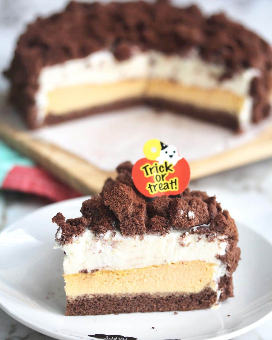Li Tian の雑貨屋のインスタグラム：「Managed to squeeze in another experimental cake — Double Fromage Pumpkin 🎃 just before Halloween this year but I almost forgot to post it 😂 Sitting on top of the cocoa sponge is a baked cheese layer blended with pumpkin purée. So glad that this was another well-received item by the family and friends! 😄  • • • #dairycreamkitchen #singapore #desserts #igersjp #yummy #love #sgfood #foodporn #igsg #ケーキ  #instafood #beautifulcuisines #sgbakes #bonappetit #cafe #cakes #bake #sgcakes #スイーツ #feedfeed #pastry #sgcafe #cake #homebaker #stayhomesg #homebake #halloween #newyear #chocolate」