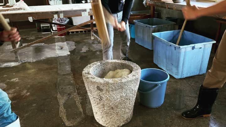 大杉徹のインスタグラム：「皆さま良いお年を〜🍶  #餅つき」