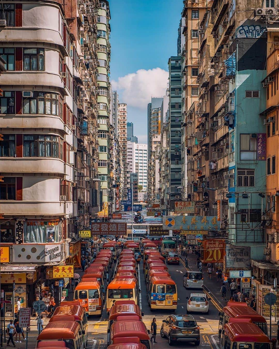 Discover Hong Kongさんのインスタグラム写真 - (Discover Hong KongInstagram)「You can always find lots of details in photos of Hong Kong’s packed streets like this 🔎 呢個角度影旺角，營造出不一樣嘅都市層次！ 📷: @o.goodlook #DiscoverHongKong #repost」12月30日 13時00分 - discoverhongkong