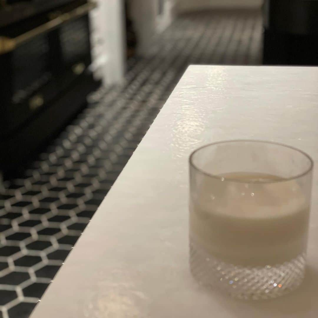 グウィネス・パルトローさんのインスタグラム写真 - (グウィネス・パルトローInstagram)「Egg nog + brandy. Don’t nog it til you’ve tried it. (Thanks for the joke @chloecampp)」12月30日 12時52分 - gwynethpaltrow