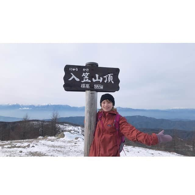 東出真緒さんのインスタグラム写真 - (東出真緒Instagram)「@orangebackpackers  入笠山登頂✨ たのしくハイキング🏔 マナスル山荘の黒いわんこ、あじ🐈‍⬛可愛い💕 わんこがたくさん登りに来ていたのがよかったな〜😊 . 全員カツカレー🍛カツがサックサクなのとレタスがシャッキシャキ🥬いや、レタス美味すぎなんだけど(一番感動した) 自前のウインナーは焼いてトッピング(自由すぎ) マサナオ君が持ってきてくれた長野の名店のシュトーレンが美味しすぎました✨ . 山の上のパン🥐 これまたカチコチw . 下山して山屋巡り。 甲府市内になるSUNDAYさん、可愛い🏠店内はあらゆるブランドの山ウェアやグッズがたくさん。見てるだけでもワクワクする。 石井スポーツさんでトレッキングポールとグローブをゲット。アイゼンも買ったからこれで装備揃ってきたぞ〜。 .  #オレンジバックパッカーズ #山 #登山 #冬山 #🏔 #入笠山 #マナスル山荘 #シュトーレン #SUNDAY #甲府 #石井スポーツ」12月30日 12時54分 - mao_bigmama_vn