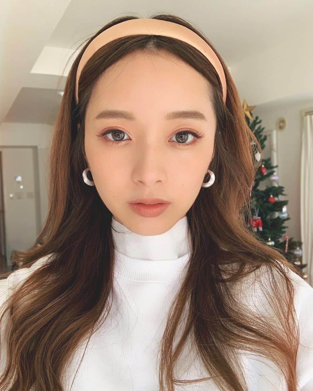 のインスタグラム：「この前この画像ストーリーで載せたら めっちゃ友達から褒められた☺️ けど小顔フィルターで撮ったんだ☺️☺️ははは ㅤㅤㅤ メイク道具は結構プチプラでした💄 まとめておきます✨ ㅤㅤㅤ ▼シャドウ @gu_global #4me_マルチパレット 26番　ORANGE🍊🧡 ㅤㅤㅤ ▼アイライナー @sopo_cosmetics #リキッドアイライナー 02 マロンブラウン🌰🤎 ㅤㅤㅤ ▼リップ 全体→ @maccosmeticsjapan #フルールドゥコーラル ㅤㅤㅤ 中央→ @lorealparis #シャインオン955 ピーチティーブラウン ㅤㅤㅤ #オレンジメイク#カラーメイク #メイク#プチプラメイク#プチプラコスメ#コスメ#オレンジブラウン#ひとくちコスメ#4me_by_gu#guコスメ#maccosmetics」