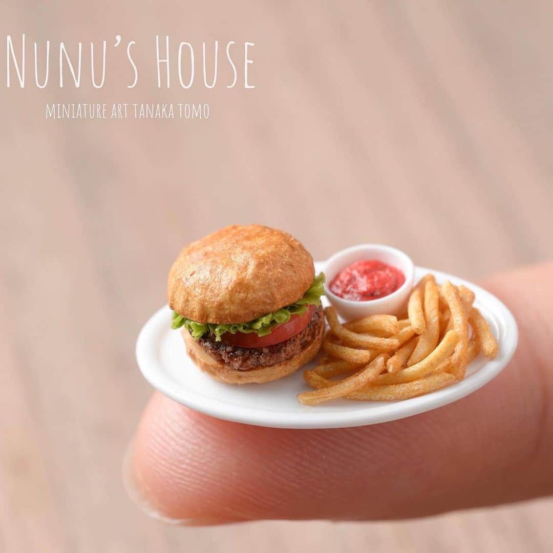 Nunu's Houseのインスタグラム：「✏️ 1月3日ぐらいから2月期 東京、大阪教室の定期教室と 第2期オンライン教室の受付を 始めます。 2月〜5月の課題は 「ハンバーガーとポテトセット」 パンの質感、ポテトの焼き色や 塩の表現、パティの焼き色🍔 詳細は募集時にお知らせ致します。」