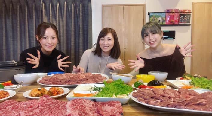 のインスタグラム：「大食い女子忘年会！  今年出会って、仲良くなったさーたんさん、三浦みゅらちゃんと♪  厚切り牛タン絆さんの厚切り牛タンと国産黒毛和牛ロースのお取り寄せお肉をみんなで食べながら、今年の思い出など色々語りました！  牛タン柔らかくて、旨味がしっかりで、こんなに美味しい牛タンがお取り寄せで食べられるなんて、最高過ぎました！  国産黒毛和牛ロースもとろける柔らかさでゴクゴク飲めました！  これは、本当にみんなにオススメしたい！  昨日、食べてる動画をYouTubeに公開しましたので、皆様、是非ご覧下さい！ みゅらちゃん、さーたんさんの YouTubeにも同時公開されてるので、そちらも是非！ご覧ください！  #厚切り牛タン絆 #お取り寄せグルメ #絶品牛タン #国産黒毛和牛ロース #大食い女子 #さーたん #三浦みゅら #三宅智子 #忘年会 #肉パーティ #三宅智子の大食いtv # YouTube #動画公開中 #みんな見てね」