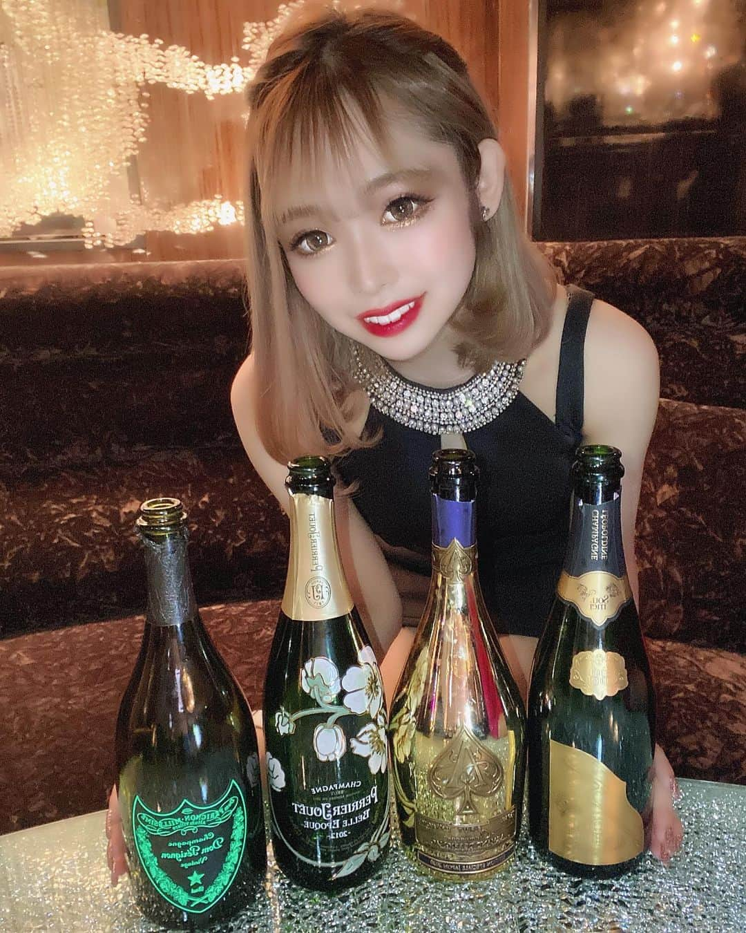 HINAのインスタグラム：「﻿ .﻿ ﻿ しゃんぱん﻿ ﻿ #アルマンド #飲み #プリティーウーマン #名古屋 #錦 #錦三 #キャバクラ #キャバ嬢 #ショータイム #シャンパン #シャンパンガール #ショーガール #メイク #かわいい #ダンス #コスプレ #撮影 #お酒 #酒ヤクザ #コスメ #大阪 #飲み屋 #歌舞伎 #北新地 #六本木 #すすきの #ギャル #follow #followme #l4l」