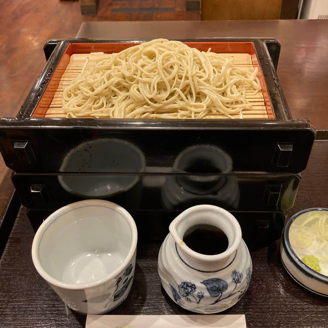 佐藤竜雄のインスタグラム：「リハビリ後は一足早く年越し蕎麦。まだ色々あるけどね。 #高円寺 #手打ちそばくら家 #2020年 #色々ありました」