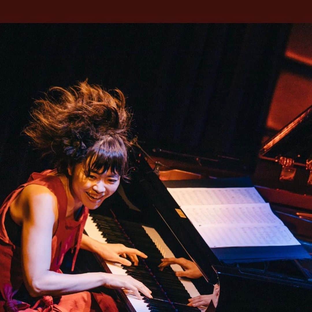 松浦美穂さんのインスタグラム写真 - (松浦美穂Instagram)「上原ひろみin BLUE NOTE. 「Hiromi Piano Quintet」 20時スタートの部へ… 仕事終わりに間に合いました‼︎  #bluenotetokyo  #上原ひろみ #HiromiUehara #赤いドレスbyLimYamamoto #色っぽく見えたよ #強い女だ‼︎ @bluenotetokyo  @hiromimusic  @limiyamamoto」12月30日 13時12分 - twiggy_mihomatsuura