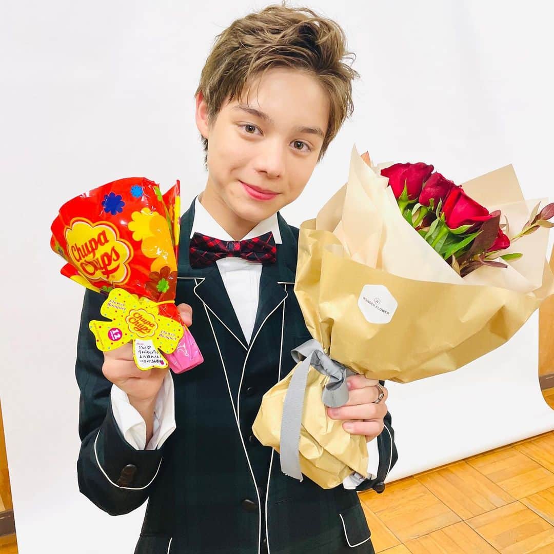 ニコ☆プチのインスタグラム：「🌸🙌💐♥️ メンモとして約2年間活躍してくれていたジェイが 2月号で卒業……🎓🌸⭐️ ニコ☆プチでの思い出や、 将来どんな人になりたいかなどなど… じっくりインタビューしているので ぜひチェックしてみてね🥳✨ 今回着まわしにも登場しているので、 そのオフショ🤴👸＆過去の秘蔵ショットも📸💝 今まで本当に、ありがとだジェイ〜〜‼︎🤵♥️🙌💐  #ジェイ  #specialthanks」