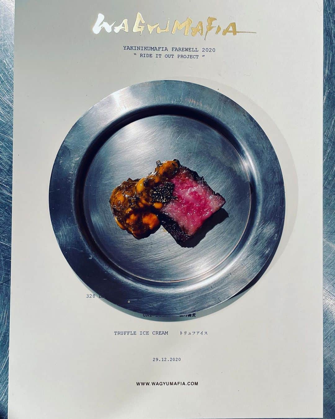 HAMADAHISATOさんのインスタグラム写真 - (HAMADAHISATOInstagram)「FINAL CHEF’S COUNTER EXPERIENCE LAST NIGHT. I CANNOT STOP CREATING BRAND NEW MENU 😎 WHEN THINGS GET BACK TO NORMAL, STAND IN FRONT OF ME YES HAMA’S COUNTER 🔥 SWIPE LEFT TO CHECK OUT MY LATEST COLLECTIONS 😎 . #wagyumafia #yakinikumafia」12月30日 13時21分 - wagyumafia