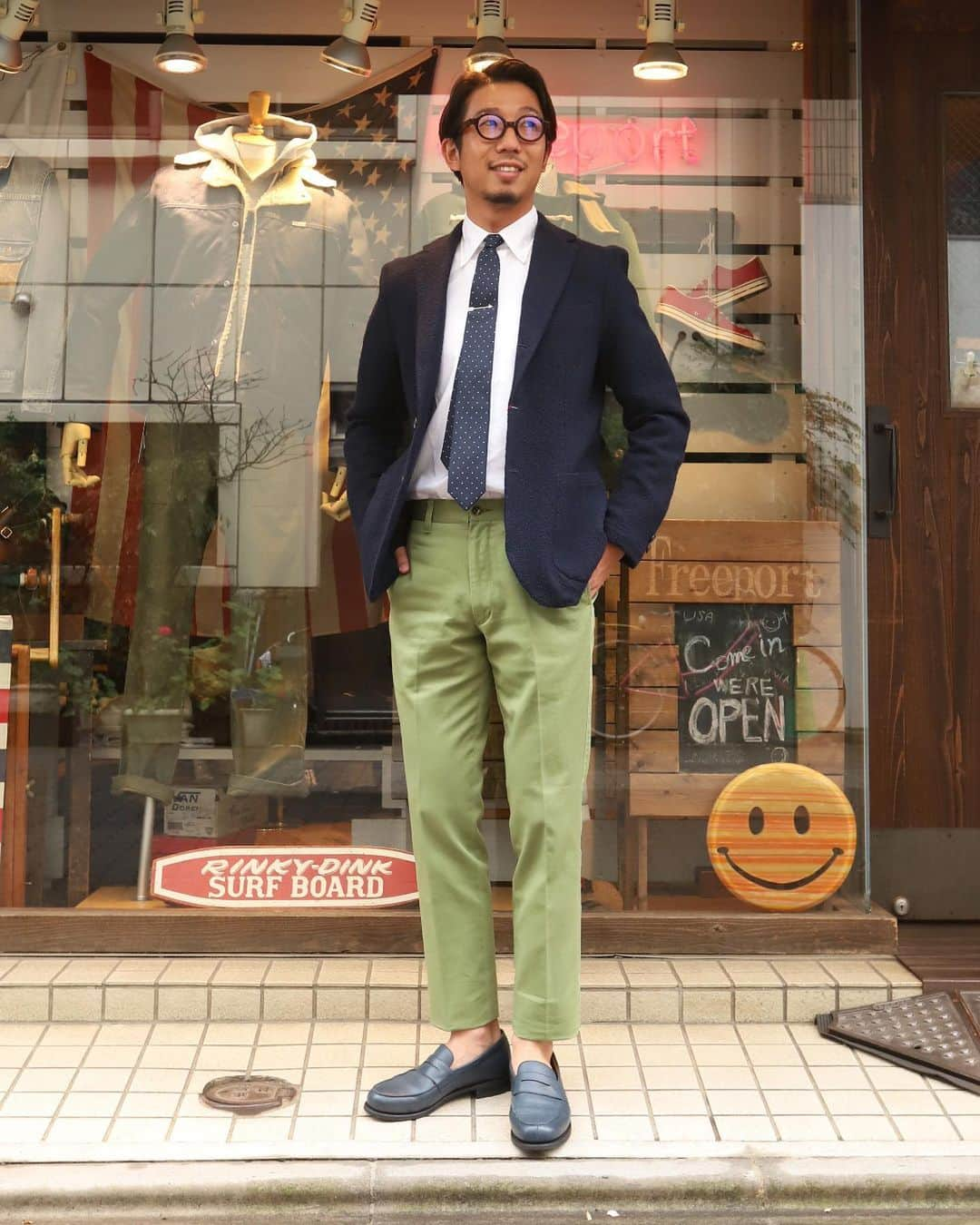 Freeport-ueno/上野さんのインスタグラム写真 - (Freeport-ueno/上野Instagram)「本日のSTYLE  BARNSTORMERより新色”SAGE"の1001Pが登場！！ ラルフローレンやJ.crewあたりがよく作っていた絶妙な グリーンカラーのチノを思い出しますね。 これはかなり素敵な色味です。写真では伝えづらい色ですから 是非店頭にてチェックください。 紺ブレとの相性も抜群だしアイビーやトラッドなスタイルには欠かせないチノとなりそうです。  #chino#trouser#barnstormer #jacket#candidum #shirt#soutiencol #tie#workersjapan #shoes#paraboot #ivystyle#trad#preppy#surf #Freeportueno#tokyo#上野セレクトショップ」12月30日 13時22分 - freeportueno