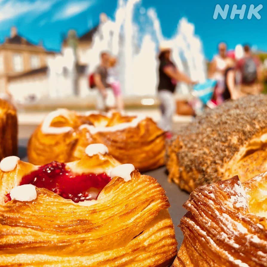 NHK「世界はほしいモノにあふれてる」さんのインスタグラム写真 - (NHK「世界はほしいモノにあふれてる」Instagram)「\🇩🇰デンマークで食い倒れ⁉️/  モロッコの次に訪れたのは… 北欧デンマーク🇩🇰  なぜか、またヨーロッパに戻る、、 それも妄想旅の醍醐味。  それはさておき、デンマークはいま、 世界最高峰の美食の国として 注目を浴びているんだそう😋   小腹がすいたところで、 まず食すのは絶品パン🥐 デンマークが語源といわれる“デニッシュ”は、 バターを贅沢に使っていて、サックサク。   そしてデンマークに来たら必ず食べたいのは、 名物のオープンサンド“スモーブロー”🥪 黒パンに燻製したニシンをトッピングしたものは、 ビールとの相性が最高🍺   さらに市場で見つけたのは・・・“おかゆ”😮 デンマーク人の手にかかると、 ベリーやチョコレートがトッピングされた、 フォトジェニックなものに✨   そしてシメは、「ニューノルディックキュイジーヌ」。 北欧の伝統食材を大胆にアレンジ🌸 イチイの木とハーブで作ったブーケの下に、 ロブスターのグリルを忍ばせたり… ロブスターのスープに白すぐりの実をあわせたり… 古くて新しい、北欧ならではの味。   すっかり食べすぎた、妄想旅の終盤😸 いよいよ次は最後の旅先へ！✈️   #nhk  #せかほし #22時30分 #次回は年明け #デンマーク　#Denmark #北欧 #グルメ　#美食 #ニューノルディックキュイジーヌ #パン　#デニッシュ　#おかゆ   #鈴木亮平　#ＪＵＪＵ　#神尾晋一郎 #世界はほしいモノにあふれてる #sekastagram」12月30日 13時23分 - nhk_sekahoshi