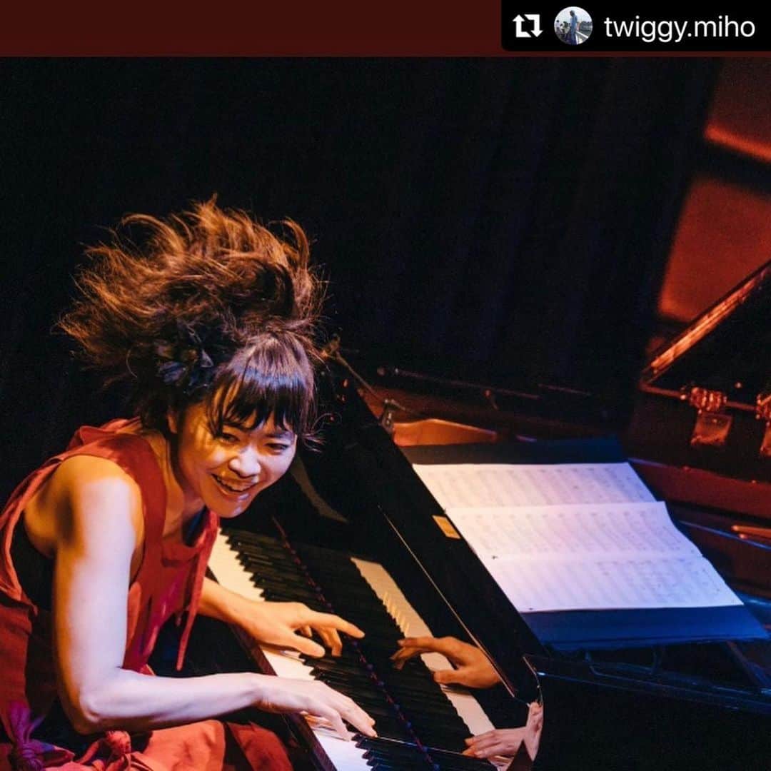 山本里美のインスタグラム：「上原ひろみちゃんが、ステージでLIMIfeuの服を着てくれて感無量。 一つ、夢が叶いました。  I was happy to see Hiromi Uehara wearing LIMIfeu on stage🙏  @twiggy.miho さんもありがとうございました🙏  #limifeu」