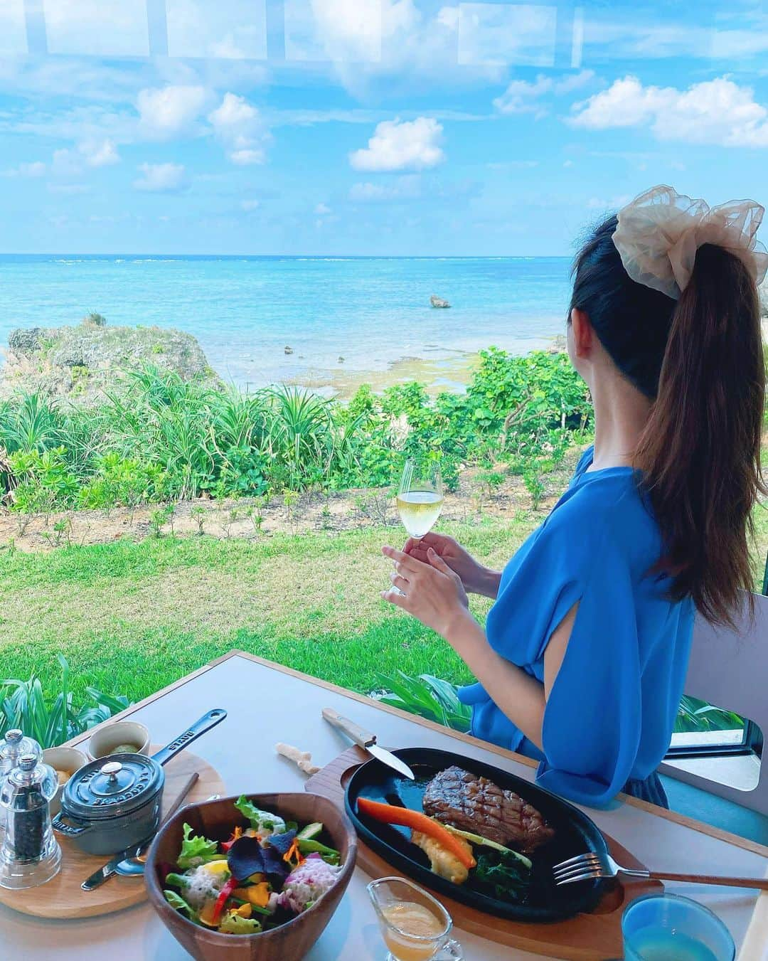 中村江莉香さんのインスタグラム写真 - (中村江莉香Instagram)「#海の声が聞きたくて ♩♪♬音楽が離れない✈️🌊笑 最終日は#オールグリル #バンタカフェ へ🏖🥩‼︎ #星のや沖縄 に隣接してるrestaurant🍽 お食事前も終わってからも#17ライブ配信 させて頂きました🥰‼︎みんなありがとーう🥂  皆で旅した気持ちだった🌺笑‼︎‼︎そして#オンラインサロン #サロンライブ も㊙️‼︎させて頂きました。 #えりファミ ご入会希望の方は是非 @arice.in.wonderland たなーかへ🎁‼︎🥂  ✅2020年はどんな年だったかな？と考えてみたり🥂💋2019年はほんっと荒波？！ジェットコースターのような１年でしたが(笑) 2020年コロナで難しい問題もある中、個人的には充実した毎日でした。 お仕事が出来る喜び、、そして何よりも綺麗な人になれないのなら、ゾンビとして輝きたい。 そんな気持ちで進んできました🧟‍♂️💝  終わっている人生、失敗だらけの自分を楽しみたいし、どんな私でも、自分自身の手で悔いなく、無駄なく、自分を使い切りたい🫀🦋  これからも私の人生を楽しませてくれるのは私だと信じて進みたい💝 他人も楽しませる事が出来たとしたら上出来。そうなれば大したもんだ！🥳🥳🥳あはは🤣 残りの2020年も優しい日々にしましょ❤️  #えりか旅行 #たのしい時間 #一人好き #ひとり旅 #リトリート #星のや沖縄 #沖縄 #沖縄旅 #自分におつかれさま #1人女子旅 #帰りもビール #オリオンビール #オリオンラブ #オリオンビール🍺 #沖縄ビール #75ビール #ほしのや沖縄 #okinawa #okinawajapan #日本の風景 #日本が好き #日本 #japan2020」12月30日 13時43分 - erica_nakamura