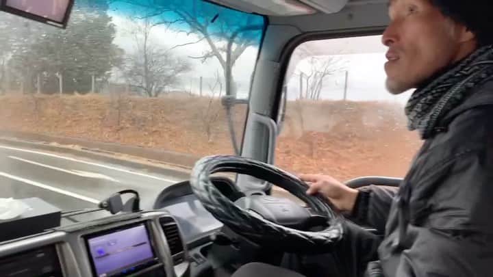 篠原信一のインスタグラム：「ジョナさんの代わりに荷を運ぶ🚛💨📦📦📦 じゃ行ってくるよジョナサン😁 トラックはいいなぁ！なぁジョナサン❗️by桃次郎 #トラック #荷を運ぶ」