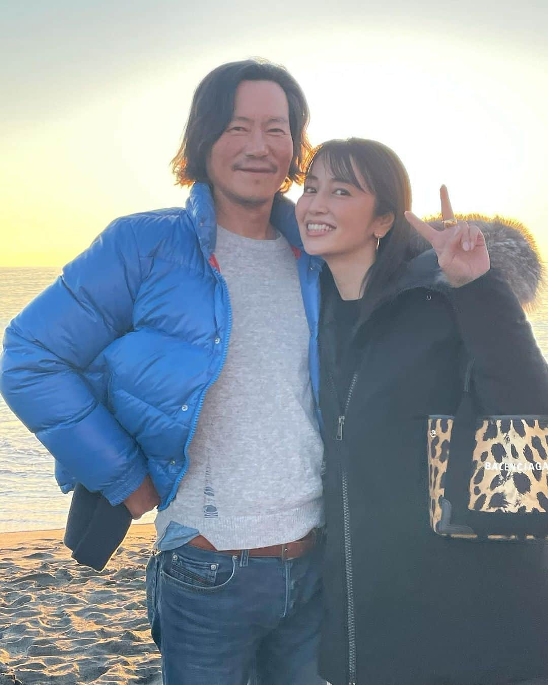 矢田亜希子さんのインスタグラム写真 - (矢田亜希子Instagram)「お兄ちゃんと会えた‼︎ #豊川悦司 さん#お兄ちゃん#ずっと尊敬する方#今年最後に会えて最高すぎた#愛していると言ってくれ#兄妹#兄妹ショット#当時の写真でてきた#私16歳#相沢友子 さんも一緒にみんなで最高な夕陽眺めてた#楽しすぎて最高な1日 ブログにいろいろ書きました。よかったらぜひ覗いてみてください☆」12月30日 13時41分 - akiko_yada