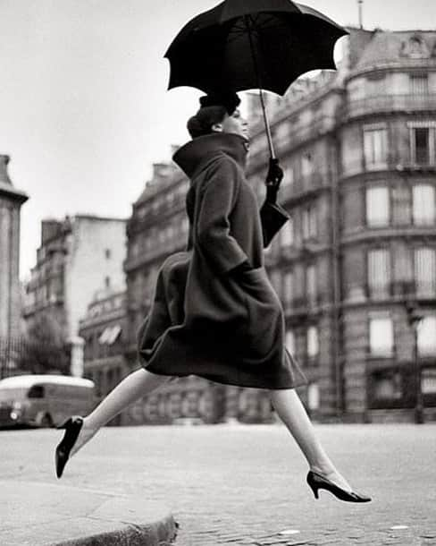 大森美希さんのインスタグラム写真 - (大森美希Instagram)「RIP Pierre Cardin...  Richard Avedon,  Carmen, Hommage to Munkacsi, Coat by Cardin, Place François Premier, Paris, 1957  ピエール・カルダン氏の作ったシルエットの数々は彫刻のようで建築のようで本当に美しかった。彼のクリエーションから学んだことは沢山あったしまだこれからも沢山ある。ありがとうムッシュー カルダン！  #rip #pierrecardin #cardin #legendoffashion #mode #fashion #grandcouturier #greatfashiondesigner #parismode #fashionphotography #richardavedon #monochrome #ピエールカルダン #モード #パリ #カルダン #アヴェドン #リチャードアヴェドン #ファッション写真 #ファッションフォト #ファッション #パリモード #モノクロ写真 #クチュール #パリコレ #ファッションデザイナー #レジェンド」12月30日 13時45分 - mikiomori_