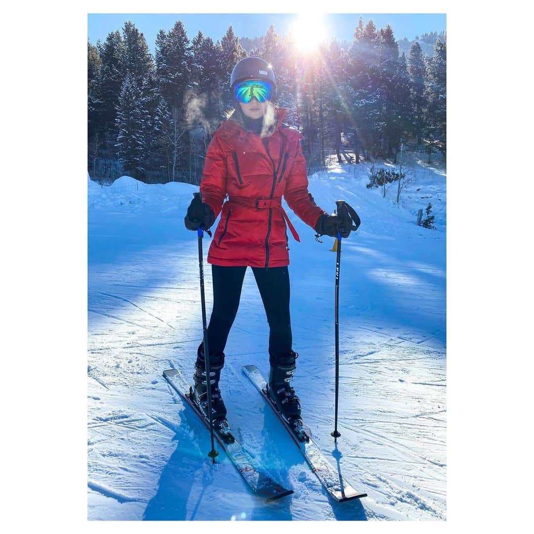 シャンテル・ヴァンサンテンのインスタグラム：「Instagram VS Reality. Expectation vs Outcome. Snow Bunny vs Snowy Buns. ❄️🥶🎿 🏂」