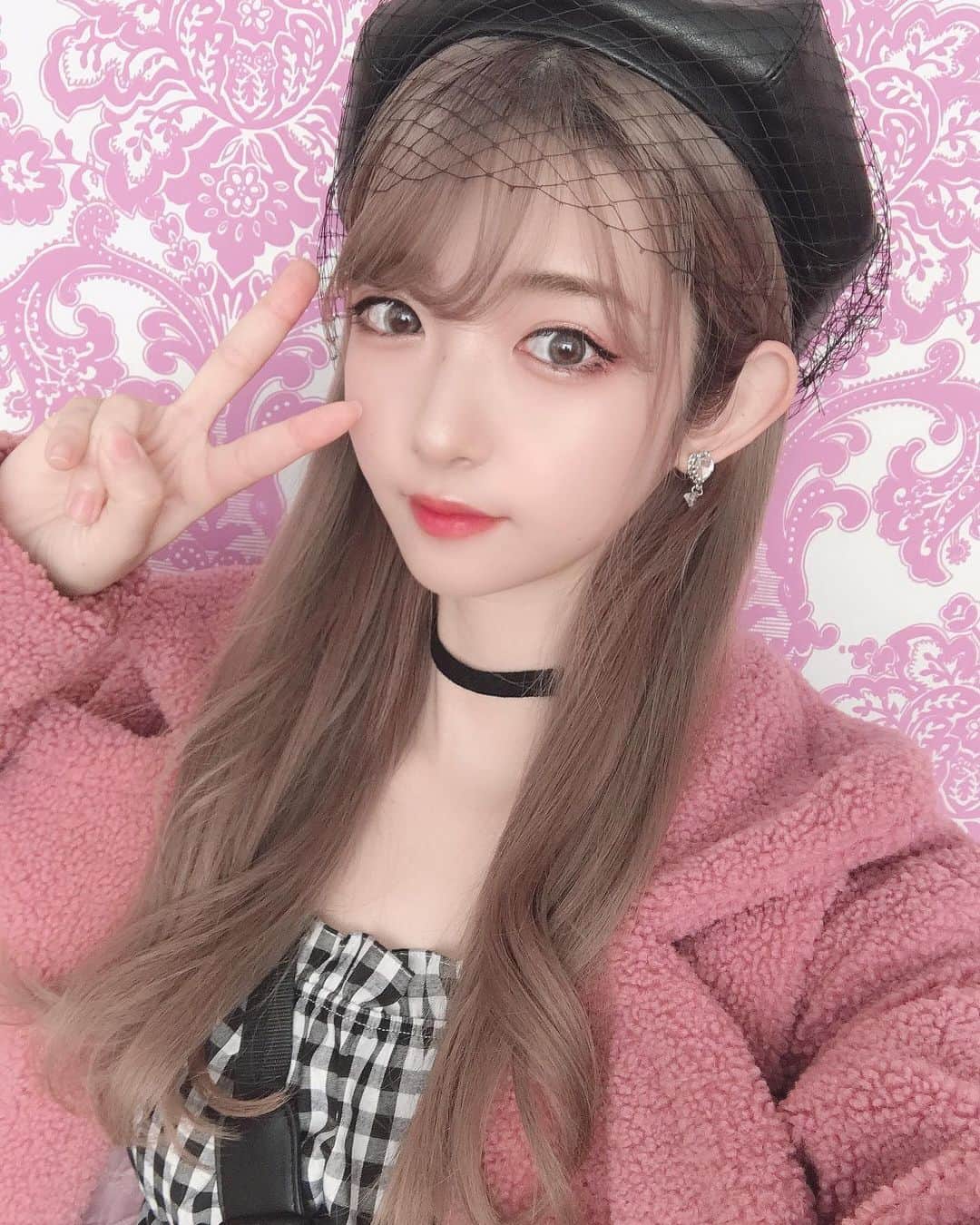 れみぱんのインスタグラム：「髪色抜けてえすくるーやってた時ぐらいの髪色の明るさになってきた🐣 髪明るいといつものメイクなのにすごいケバい人になって困ってる。来年は暗くしよかな🐣 2020年も残りあと少し🐣 皆さん良いお年をお迎えください✨ 来年もよろしくねー🐣✨」