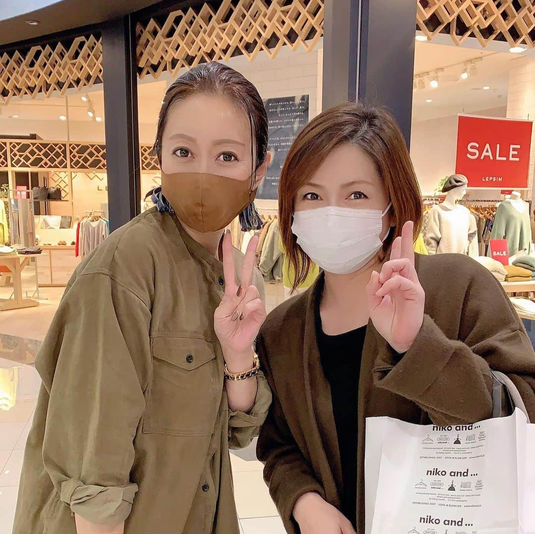 ukkyonkyonさんのインスタグラム写真 - (ukkyonkyonInstagram)「後輩にバッタリ会った日🤣🤣  昔話しに花が咲きまくりでした🤣⤴️(5〜6枚目)  その後　#えんとつ町のプペル  へ〜⤴️😊  泣きまくり😭😭😭　#西野亮廣  さん本気で好きやわぁ😍💕  明日はとぉとぉ　#大晦日　🥶🥶🥶💦  #アプリ使わない写真#ポートレート#アプリ使わないとかあり得ない  #locari#partegram #mery#beautiful#beaustagrammer  #fashionista #fashion  #fashionista #instagood #fashionblogger #jマダムのおしゃれ #50歳#50yearsold  #40代コーデ#アラフィフコーデ#アラフォーコーデ#大人ファッション#今日のコーデ #今日の服 #今日のファッション#おしゃれさんと繋がりたい#秋コーデ#冬コーデ」12月30日 13時48分 - ukkyonkyon